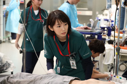 “月9”医療ドラマ『ナイト・ドクター』今夜スタート!沢村一樹、波瑠に重症患者の足切断を指示し...... 画像