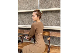 藤田ニコル、自ブランドの背中開きワンピ姿を披露!「オトナ可愛い」「ヒップライン綺麗」 画像