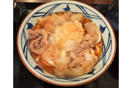 歴代“冷やしうどん”で人気NO.1! 丸亀製麺「鬼おろし肉ぶっかけ」を実食! 画像