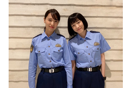 戸田恵梨香&永野芽郁、警察官姿で寄り添うオフショット解禁!新ドラマ『ハコヅメ』 画像