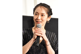 吉岡里帆、背中大胆オープンのドレス姿公開!ファン「キレイ!!!」「最高の一枚!」 画像