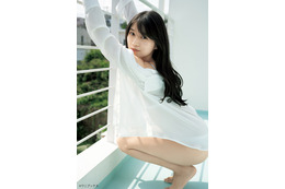 モー娘。牧野真莉愛、グラビアでセクシー彼シャツ披露!付録ポスターでは胸元あらわな姿も! 画像