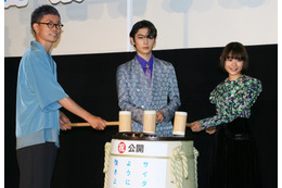 杉咲花、市川染五郎と“樽割り”で公開祝福!「カラフルでポップで、とても眩しい作品」 画像