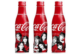 NiziUメンバーが3種のデザインで登場!「コカ・コーラ」スリムボトル 画像