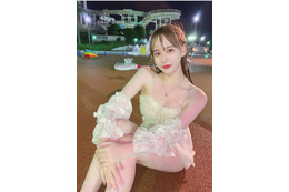 ナタリア聖奈、夜のプールでセクシーに肌見せ……SNSに水着オフショ公開! 画像
