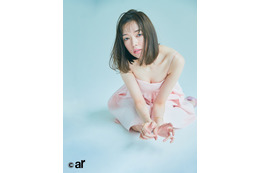 佐藤栞里がニョロモン披露!美バスト&ツヤ肌を大胆露出 画像