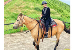 平祐奈の優雅な乗馬姿にファン「気持ちよさそう」「凄く上手」 画像