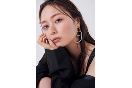 乃木坂46・梅澤美波がソロ表紙!キャミやワンピ着こなしで美肌披露 画像
