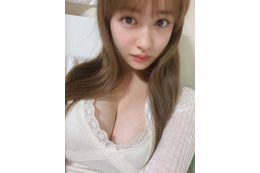 ナタリア聖奈、部屋着セクシーなショットをSNSに公開!…… 画像