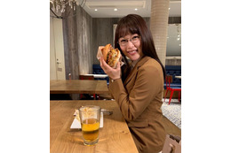 桜井日奈子、巨大ハンバーガーを手にキュートな笑顔！「愛おしい～」「癒される」