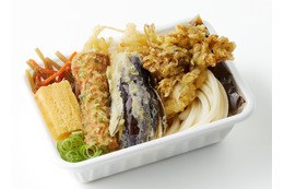 「丸亀うどん弁当」より秋の新作!「秋野菜の天ぷらと定番おかずのうどん弁当」 画像