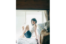 桜田ひより、タンクトップ＆ショーパン姿で夏らしいワンカット！カレンダーブックが明日発売に 画像