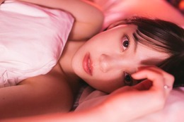 堀未央奈、色気あふれるベッドオフショット公開！ファン「お美しい…」「アイコパス最高」 画像