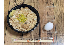 “コク旨ガッツリ”の特製丼「とんこつ背脂すた丼」を試食したらやみつきに！ 画像