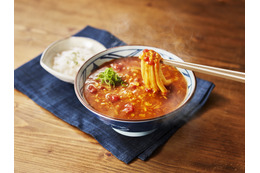丸亀製麺の“秋の新商品”3種類を実食! TOKIOの松岡昌宏と共同開発した『トマたまカレーうどん』など 画像