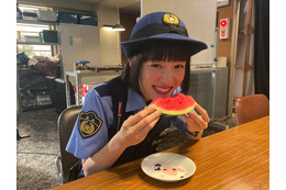 永野芽郁、スイカを頬張る可愛いすぎるオフショット! 画像