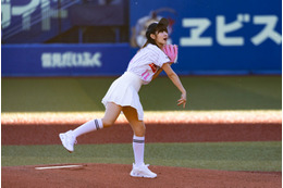 鈴木愛理、白ミニスカで始球式!ワンバウンド投球に「あと少し!悔しい!」 画像