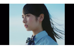 日向坂46・上村ひなのの初センター楽曲「何度でも何度でも」MV公開! 画像
