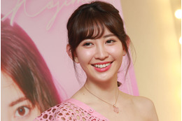 小嶋陽菜、美背中大胆露出のドレス姿にファンうっとり「お姫様」「超綺麗」 画像