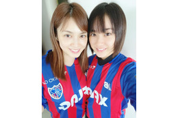 平祐奈「おかえりーーーーー!!」……姉・平愛梨とFC東京ユニフォームで密着ツーショット！ 画像