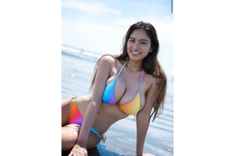 ハーフ美女・ロサリオ恵奈、褐色肌&迫力バストのセクシービキニショット披露! 画像