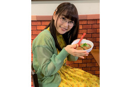桜井日奈子、台湾料理を手にニッコリ!ドラマオフショットが「ただただ可愛い」と反響 画像
