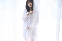 久間田琳加、2022年カレンダーの発売決定!セクシーな彼シャツ姿の表紙カットが公開に! 画像