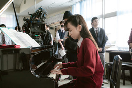 永野芽郁、ピアノ初挑戦！10月末公開映画『そして、バトンは渡された』メイキング公開 画像