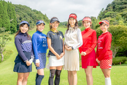 坪井ミサト、美脚露出の白のミニスカ姿でゴルフ対決! 画像