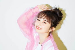 人気声優・小宮有紗、表紙&巻頭で超絶カワイイグラビア 画像