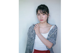 日向坂46・丹生明里、持ち前の愛嬌控え目「しっとりモード」で表紙&グラビア登場 画像