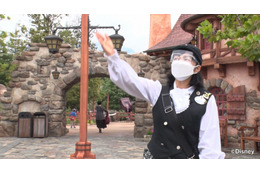 東京ディズニランドに新オープンした『美女と野獣』エリア“ガイドツアーキャスト”に密着! 画像