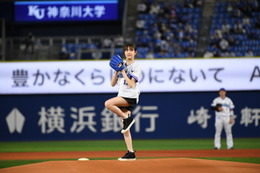 尾碕真花、人生初始球式で「わー！」！ケンケン投法を披露 画像