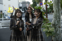 乃木坂46メンバー、全国の「~坂」駅にポスター貼りに!初のベストアルバム発売 画像