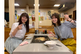 桜井日奈子&岡崎紗絵、ドラマ『ごほうびごはん』の仲睦まじい飲み会オフショットに反響! 画像