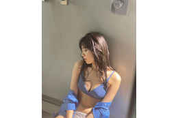 吉田莉桜、濡れ肌＆脱ぎかけTシャツのセクシー写真公開！ 画像