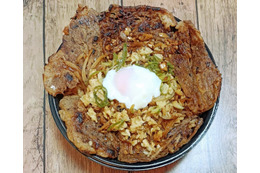 背脂たっぷりの“極上大判カルビ”が旨い！「すたみな極カルビステーキ丼」を実食! 画像