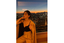 長谷川京子、ジャケット×キャミでセクシーに!自身プロデュース下着をクールに着こなし 画像