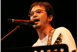 奥田民生、在宅生活で「元気な曲浮かばない」 立って弾かないから演奏姿勢変化も? 画像