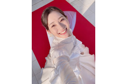 足立梨花、ウエディングドレス姿で幸せ過ぎる自撮り公開! 画像
