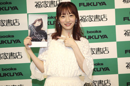 関根優那、新作カレンダーは「今まで一番大人っぽい仕上がり」 画像