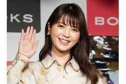 南里美希、1st写真集では「お尻を強化しました」！報道陣に“お尻スクワット”披露も 画像