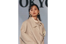 山下美月、サンタコスを披露！初ソロで「恋人がサンタクロース」を緊張歌唱!? 画像