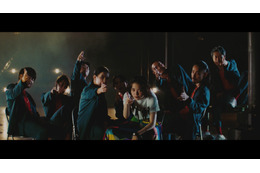 平手友梨奈、夏の『FNS』で披露した「かけがえのない世界」MVを公開 画像