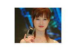 【PIE2005】ソニー、9.8mmの薄型カードサイズデジカメ「サイバーショット DSC-T7」を披露 新PSXも 画像