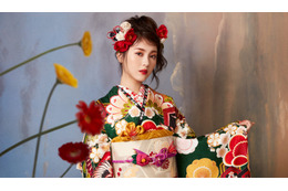 浜辺美波、美し過ぎる振袖姿を披露!新成人にメッセージも 画像