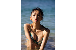 華村あすか、大胆露出に挑んだ初写真集が31日発売 画像