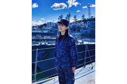 内田理央が海上自衛隊に！護衛艦上のショットに「かっこいい」「似合ってる」 画像