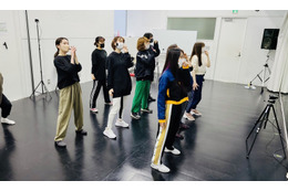 堀田真由、三吉彩花らアミューズ所属女優集結のライブ「ハンサムW LIVE」稽古風景が公開! 画像