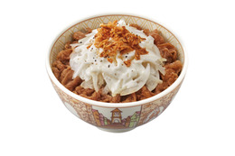 玉ねぎの食感がアクセント!すき家から「クリーミーオニサラ牛丼」 画像